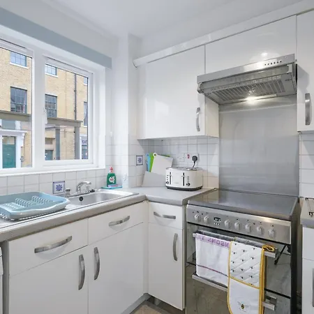 Apartment Charming 2-bedroom, 1-bathroom In Transom Square London