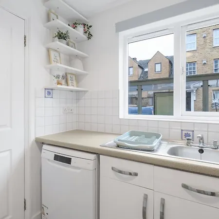 Charming 2-bedroom, 1-bathroom In Transom Square London