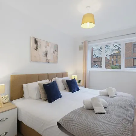 Charming 2-bedroom, 1-bathroom In Transom Square * London