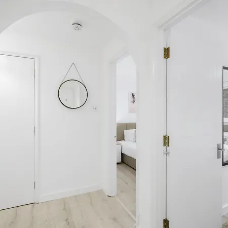 Charming 2-bedroom, 1-bathroom In Transom Square London