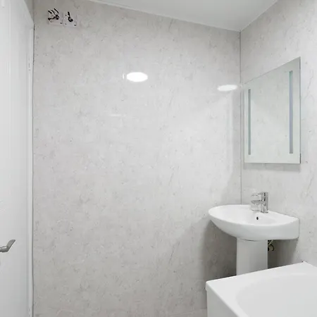Charming 2-bedroom, 1-bathroom In Transom Square London