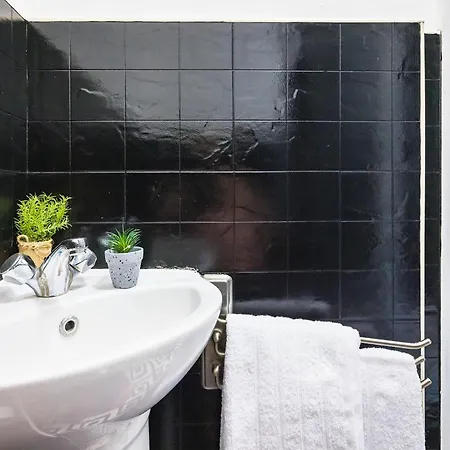 Victoria Hub Guest house London