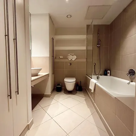 Modern 2bed-2bath Apartment *