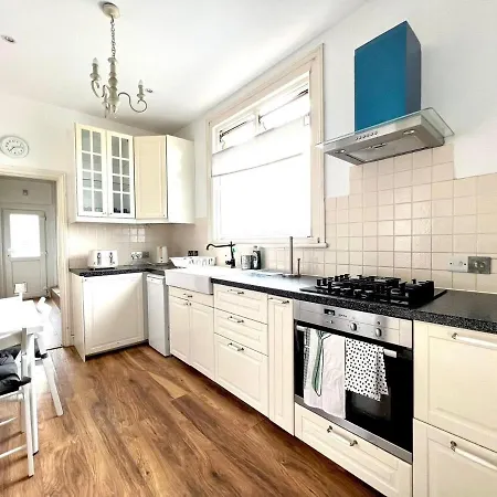 Apartment Sleeps 7 The Red Door House *