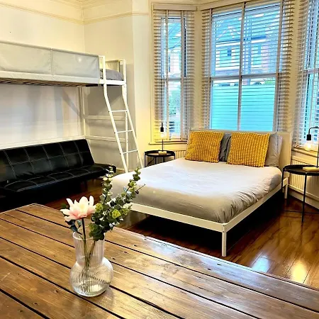 Apartment Sleeps 7 The Red Door House London