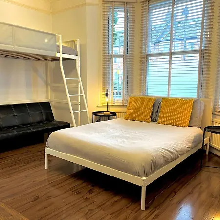 Apartment Sleeps 7 The Red Door House *