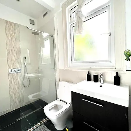 Sleeps 7 The Red Door House London