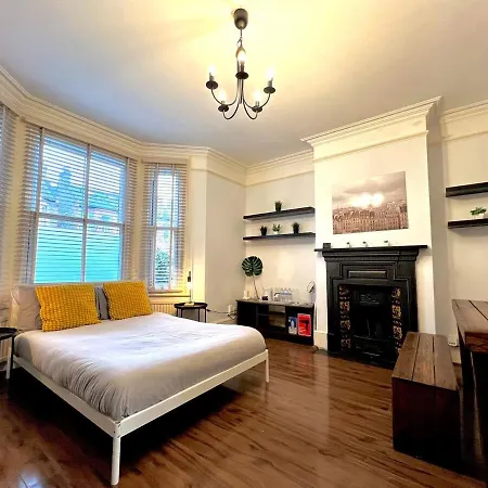 Sleeps 7 The Red Door House * London