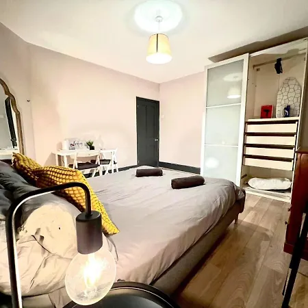 Sleeps 7 The Red Door House