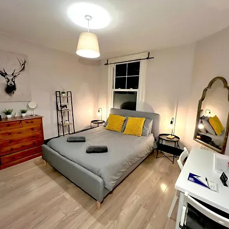 Sleeps 7 The Red Door House London