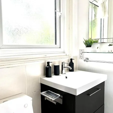Sleeps 7 The Red Door House Apartment London