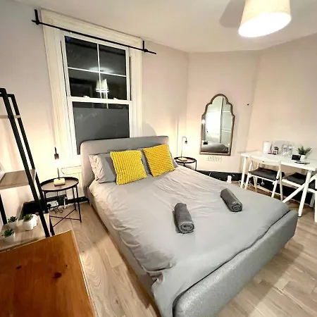 Apartment Sleeps 7 The Red Door House *