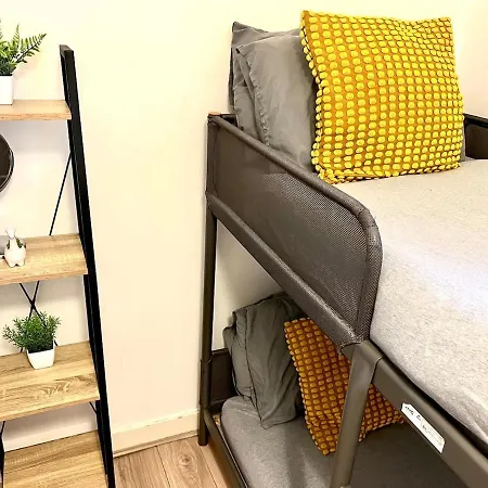 Sleeps 7 The Red Door House London