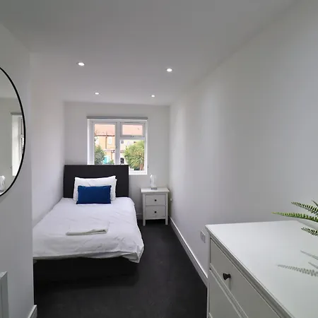 London Beautiful Three Bedroom House *