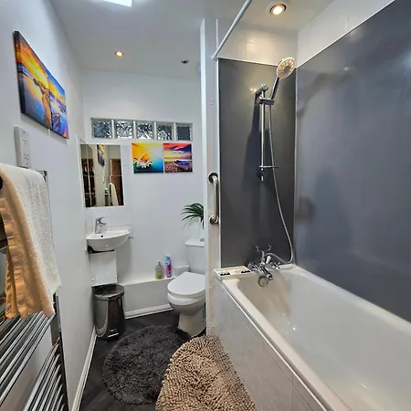 Cozy 4 Bedroom House In The Heart Of Brixton *