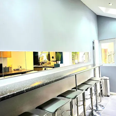 Cozy 4 Bedroom House In The Heart Of Brixton *