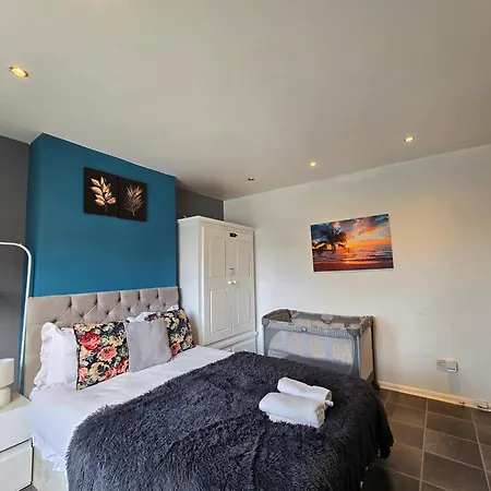 Cozy 4 Bedroom House In The Heart Of Brixton Holiday home *