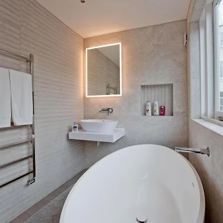 Charming Beau 2-bed Haven Near Harrods