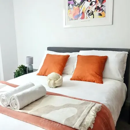 Elegant 2 Bed Flat In East