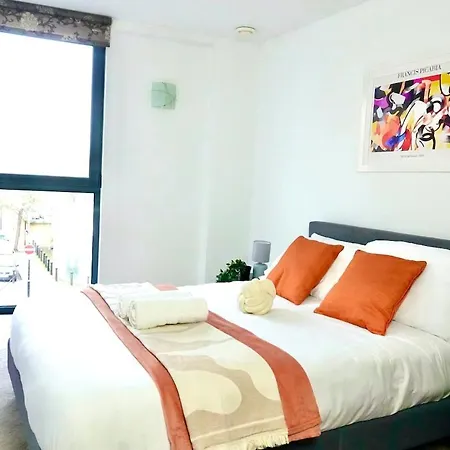Elegant 2 Bed Flat In East *