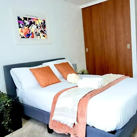 Elegant 2 Bed Flat In East * London