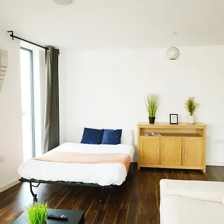 Elegant 2 Bed Flat In East Apartment