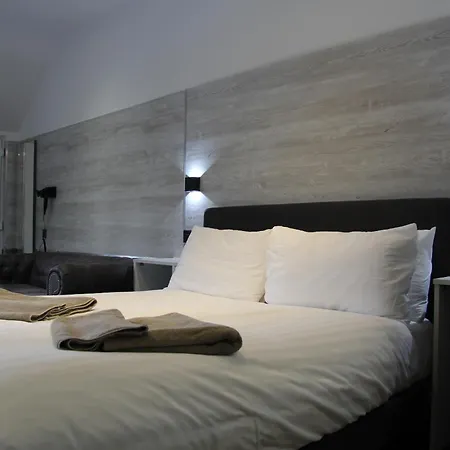 The Watersedge, Canal 4* Hillingdon