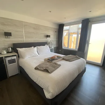 The Watersedge, Canal 4* Hillingdon