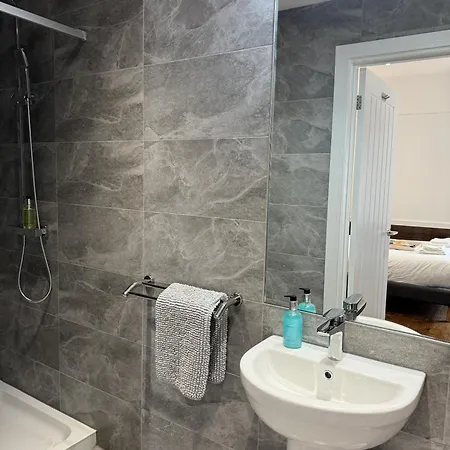 Inn The Watersedge, Canal Hillingdon