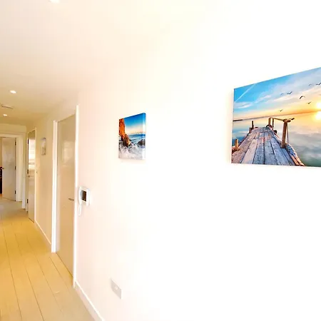 New Large 4 Bedroom & 3 Bathroom Flat Near Angel Station In Zone 1 For Max 13 Guests Londra