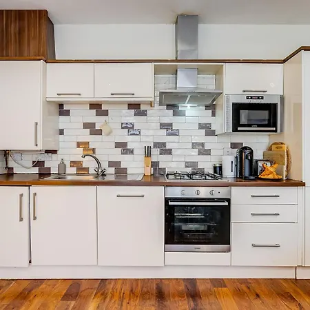 Entire Family - 2bd2bth Earl's Court
