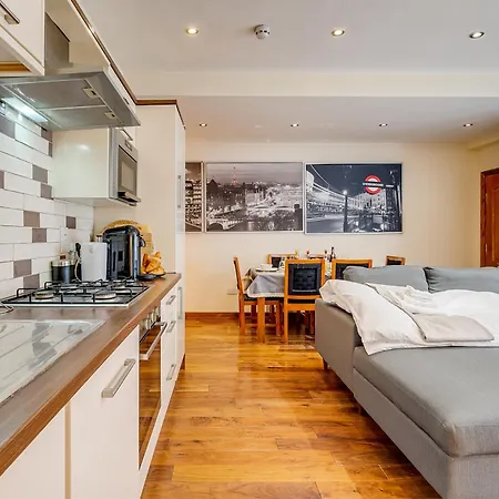 Entire Family - 2bd2bth Earl's Court Apartment *