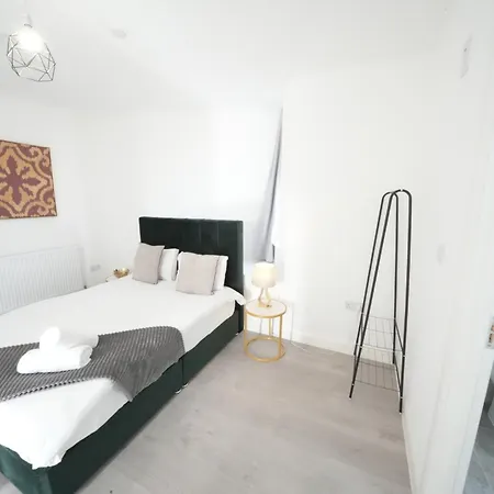 Broadway Great 7-minute Walk From The Underground Homestay Ealing