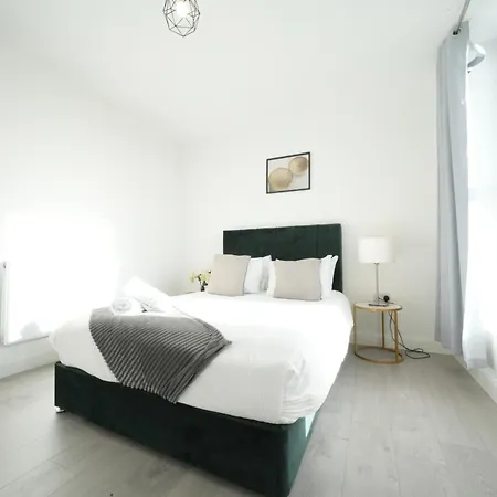 Broadway Great 7-minute Walk From The Underground Homestay Ealing
