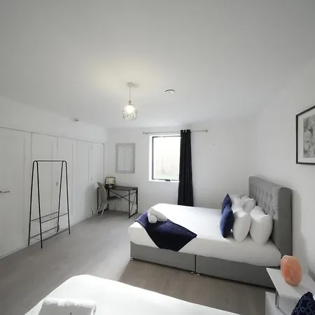 Broadway Great 7-minute Walk From The Underground Homestay Ealing
