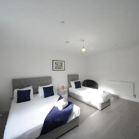 Broadway Great 7-minute Walk From The Underground Homestay Ealing