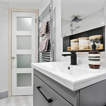 Stylish 1br Fulham Flat With Private Patio Apartment London