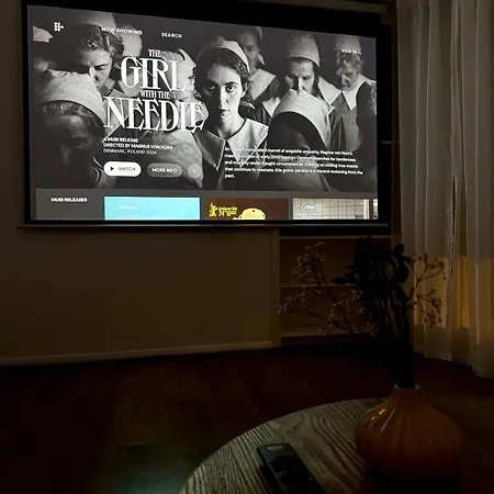 Chic Marble Arch With 100 Inch Cinema & Premium Mattress, By The Design Traveller Londra
