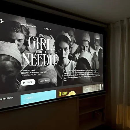 Daire Chic Marble Arch With 100 Inch Cinema & Premium Mattress, By The Design Traveller *