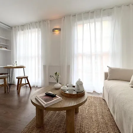 Chic Marble Arch With 100 Inch Cinema & Premium Mattress, By The Design Traveller Londra