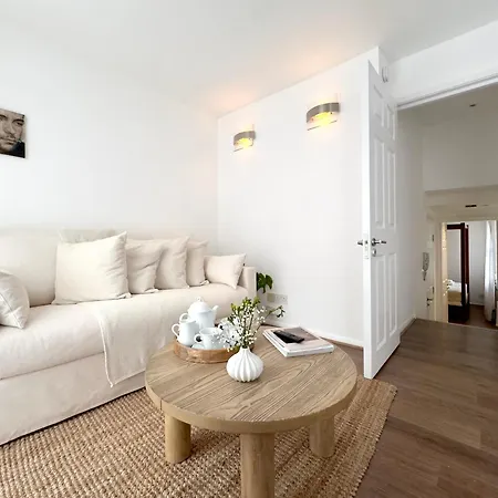 Chic Marble Arch With 100 Inch Cinema & Premium Mattress, By The Design Traveller * Londra