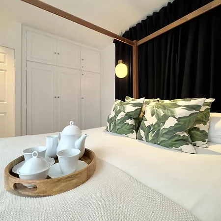 Daire Chic Marble Arch With 100 Inch Cinema & Premium Mattress, By The Design Traveller *