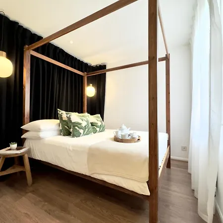 Chic Marble Arch With 100 Inch Cinema & Premium Mattress, By The Design Traveller Daire Londra