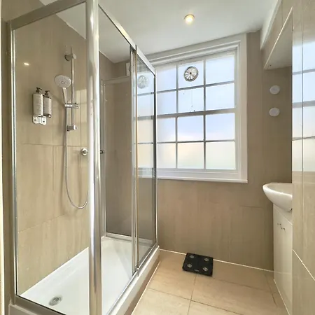 Chic Marble Arch With 100 Inch Cinema & Premium Mattress, By The Design Traveller Londra
