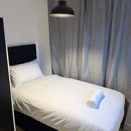 Delightful 2 Bed Ground Floor East By Rebby Sleeps 4 Near Canning Town Station *