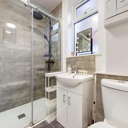 Spacious & Comfortable 2br Close To Stratford * London