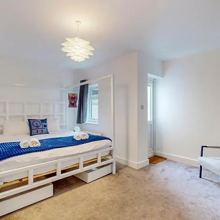 Spacious & Comfortable 2br Close To Stratford Apartment *