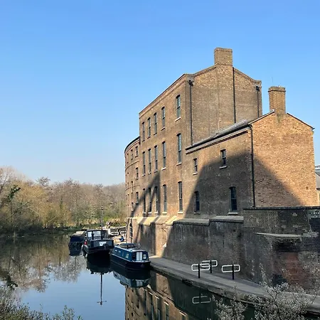 Huge In Loft With Sauna In Guest house London