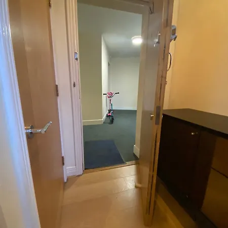 2 Bed Parking Balcony River View Apartment London