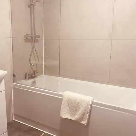 Iconic Location 3 Bed 2 Bath Flat Near Regents Park *